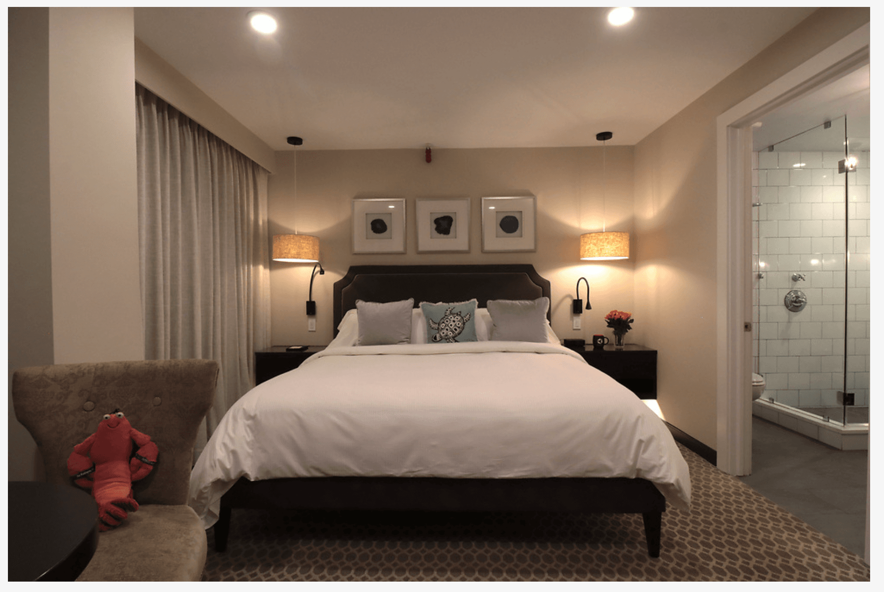 A master bed with lighting and night tables on both sides.